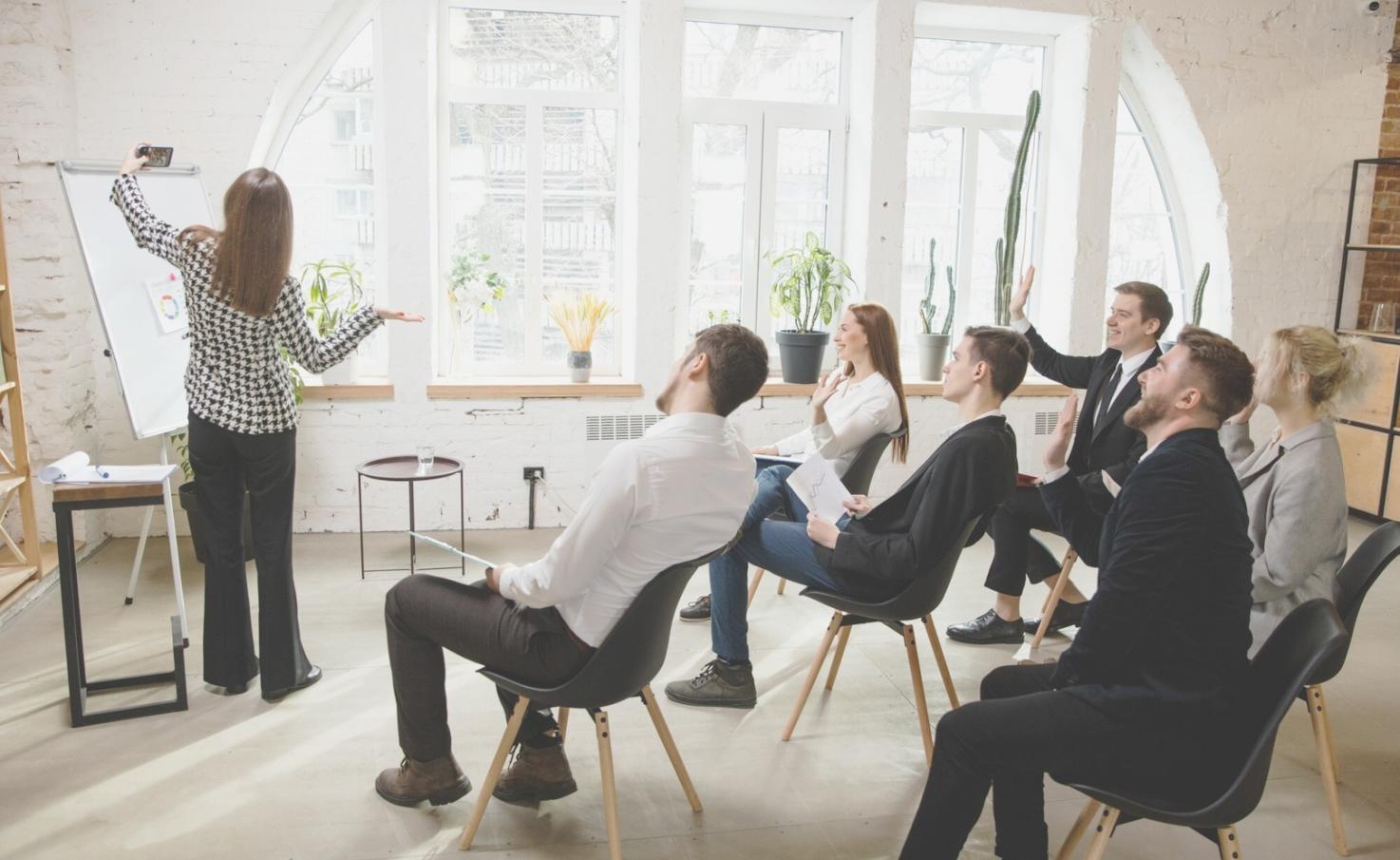 Participants travaillant sur leurs objectifs financiers personnels