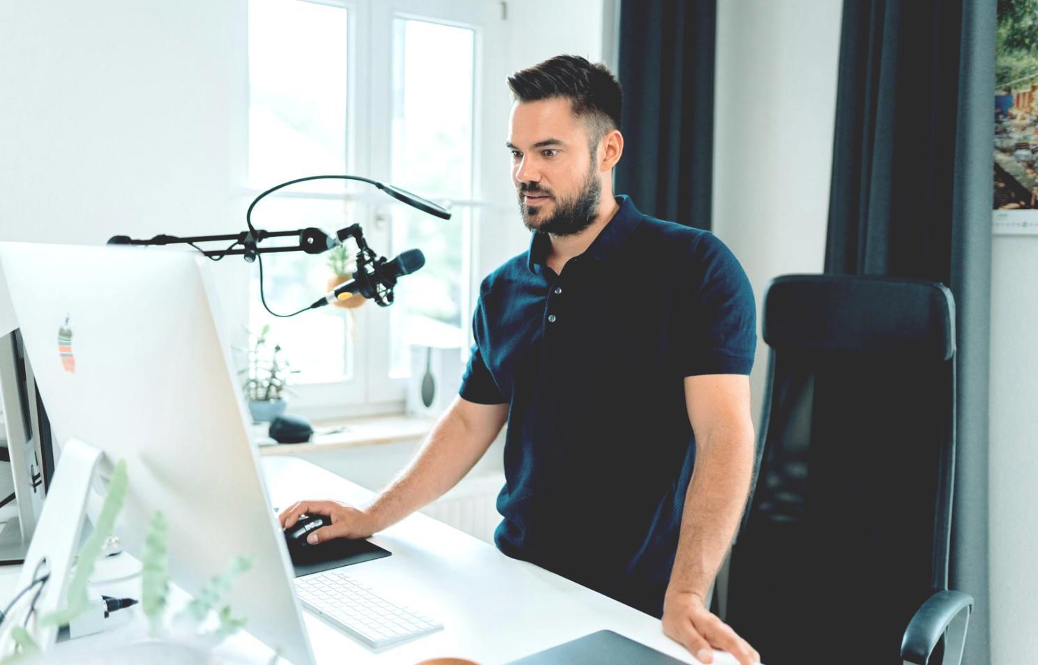 Espace de travail organisé avec documents financiers