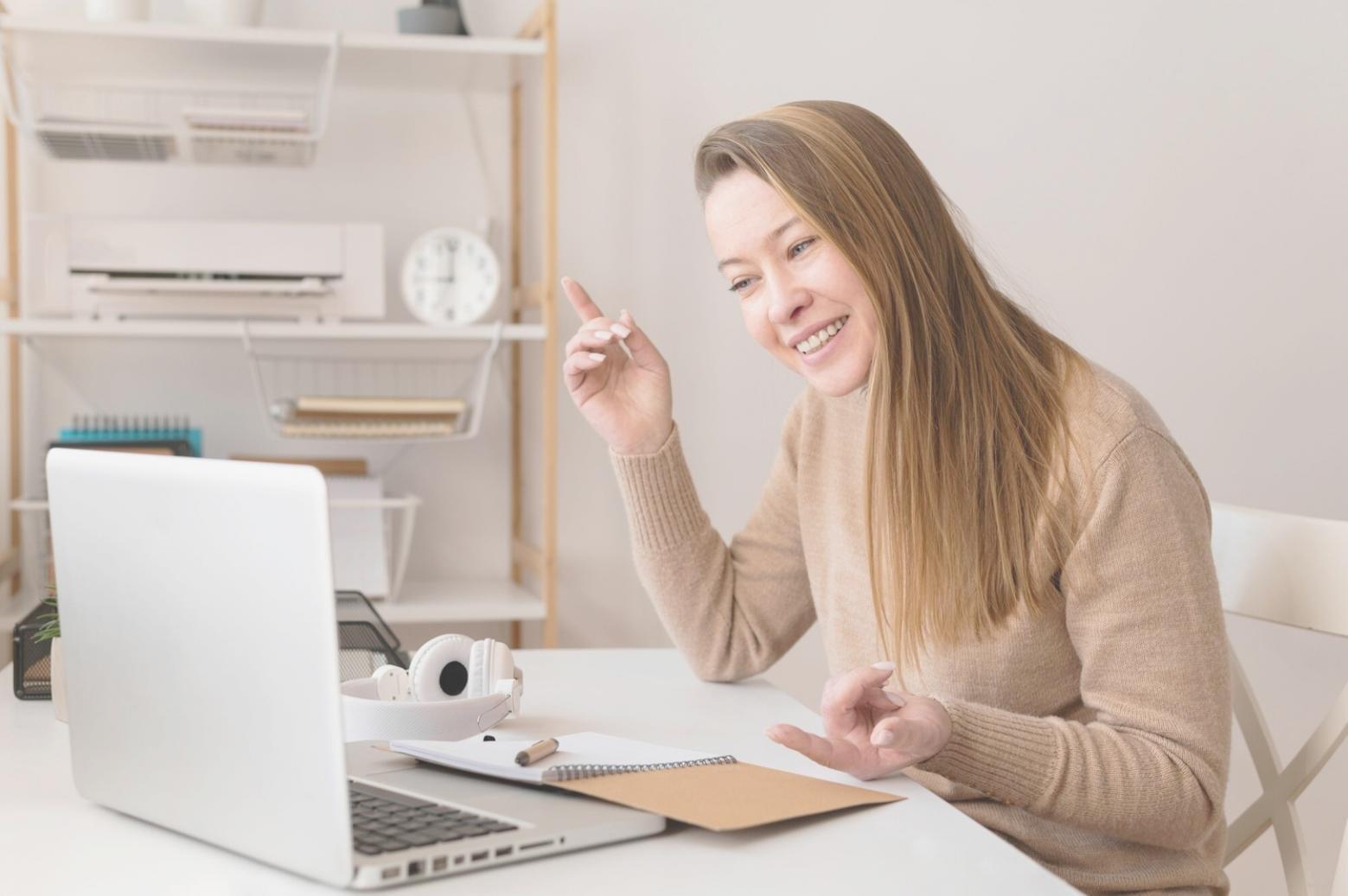 Analyse de données financières avec graphiques et tendances budgétaires mensuelles